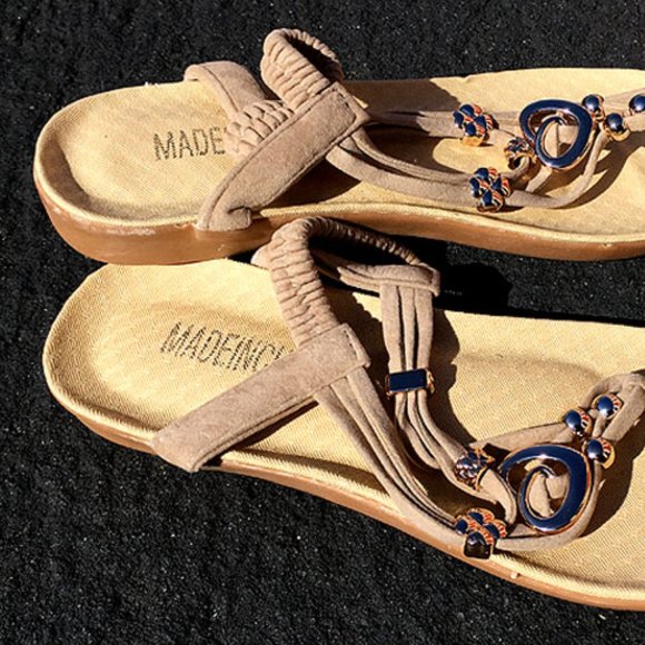 Women's Beige Sandals w/Heart Pendant - Size 9 - Picture 2 of 2